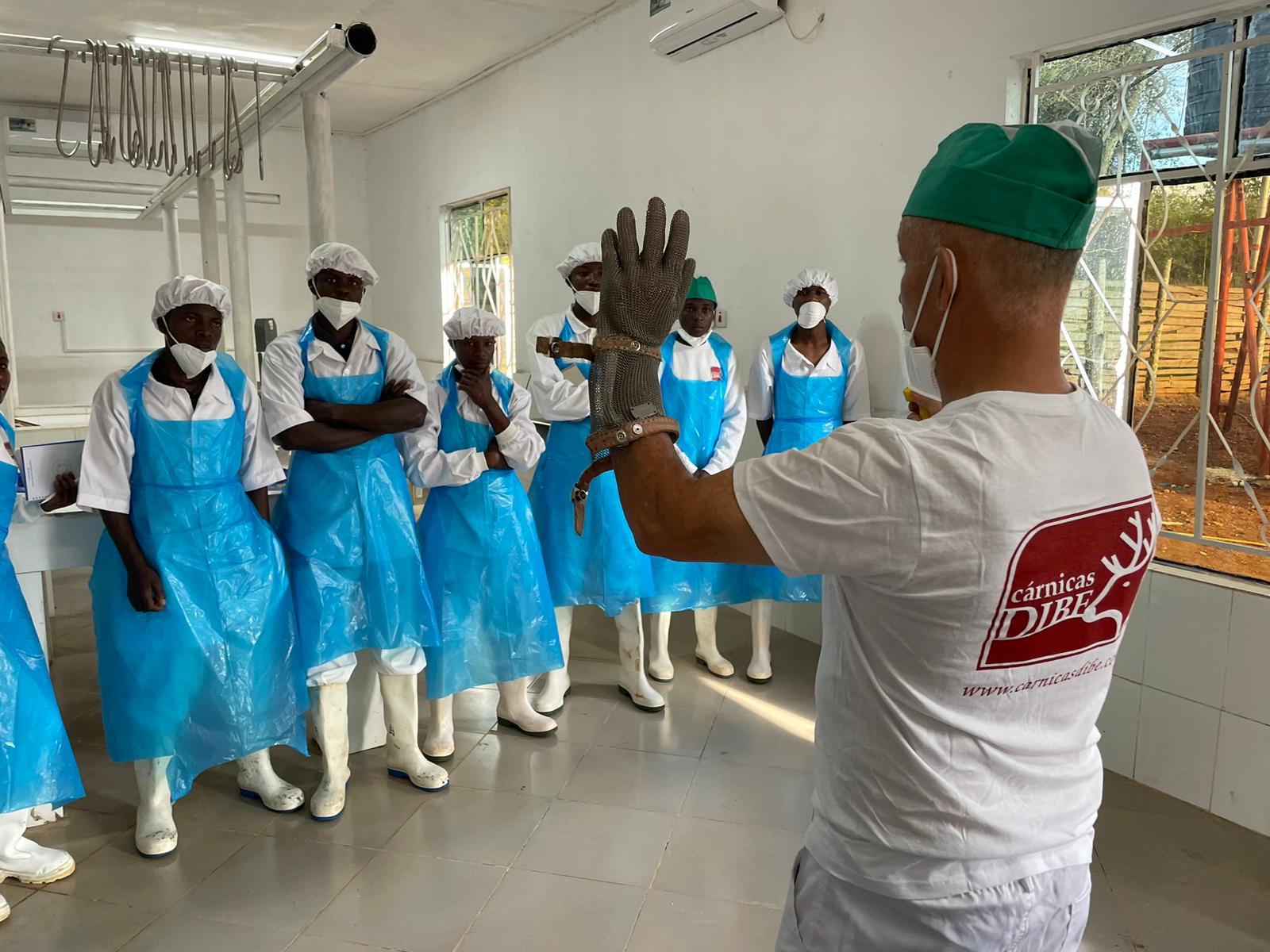 Voluntarios en el matadero de Tanzania.