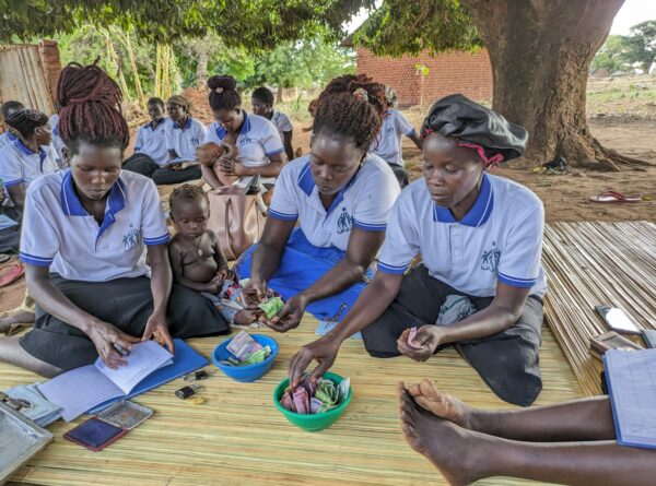 Potenciando a través de microcréditos: la transformación en grupos de mujeres en Uganda