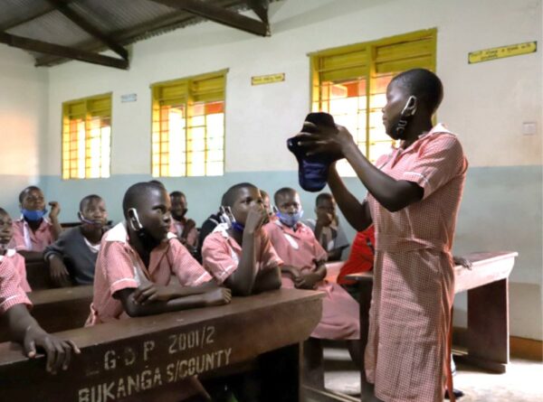 «Smiles for the Future»: Transformando la educación y la higiene de las niñas en Uganda desde 2021