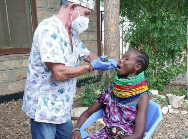 El Dr. José Manuel Visuerte atiende a las mujeres artesanas en Kenia