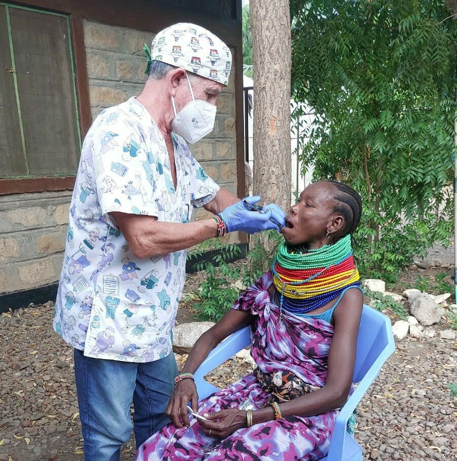 El Dr. José Manuel Visuerte atiende a las mujeres artesanas en Kenia